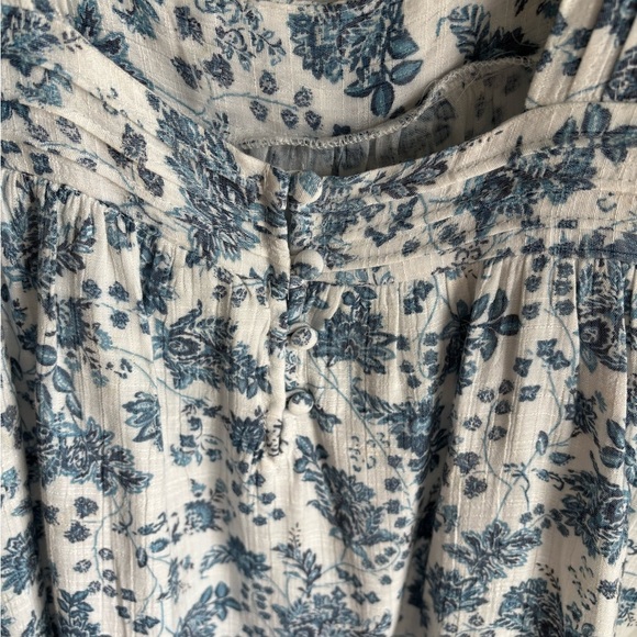 Coastal Blue and White Floral Sleeveless Top - Picture 7 of 7